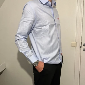 Ljusblå skjorta  - Ljusblå skjorta som används 1 gång.  Vid snabb affär får man den för endast 250 kr.  