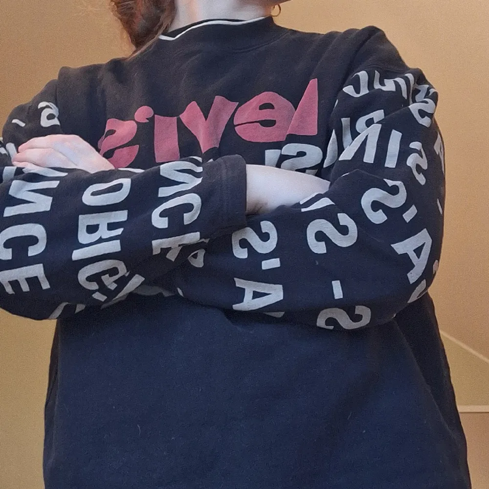 Superbekväm och cool sweatshirt från Levi's🙌 Använd ett fåtal gånger, alltså duperbra skick🙏💕. Hoodies.