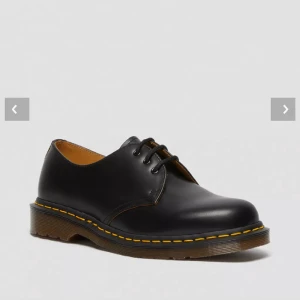 Låga dr martins  - DR MARTENS VINTAGE 1461 QUILON OXFORDSKOR I LÄDER. Använd ett fåtal gånger. Nypris 2400kr. Pris är diskuterbart. Dom ligger även ute på tradera för 400 under namnet låga dr. martens 1461