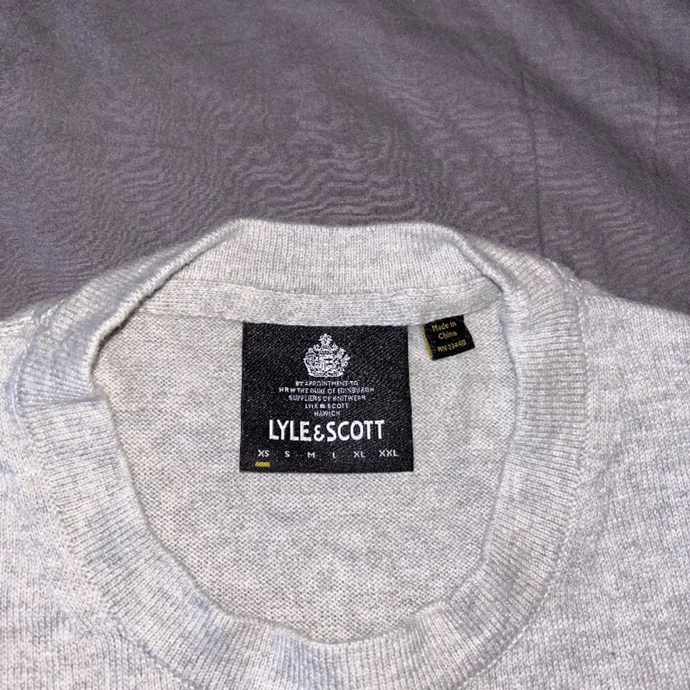 Hej, säljer denna ljusgråa stickade Lyle & Scott tröja i storlek XS då den är för liten. Skicket är 10/10 då den bara är använd ett fåtal gånger, den har Inge defekter eller skador. Nypris 899, mitt pris 250. Hör av er vid funderingar! 😊. Stickat.