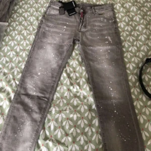 Dsquered2 jeans - Jeansen är i gott skick i storlek 48. Passar till nästan allt. Priset är ej hugget under en Sten 