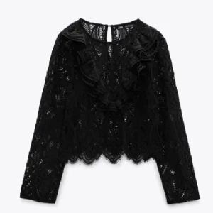 zara spets topp - super fin topp från zara! väldigt bra skick! säljer för den inte kommer till användning🩷🩷tryck på köp nu🤗