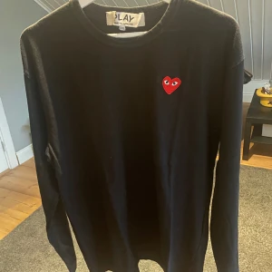 CdG Långärmad T-shirt - Svart långärmad tröja från Comme des Garçons i bra använt skick. Strl XXL men sitter som L. 