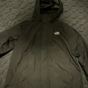 The North Face Jacket - Begagnat, men i absolut nyskick utan några defekter. Storlek medium. Varan är inköpt från Zalando