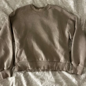 Tjock tröja  - Fin tröja från gina tricot som sitter super fint runt midjan, bra skick och fin i matrialet