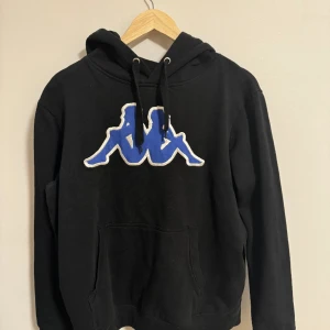 Kappa svart hoodie - Storlek M 