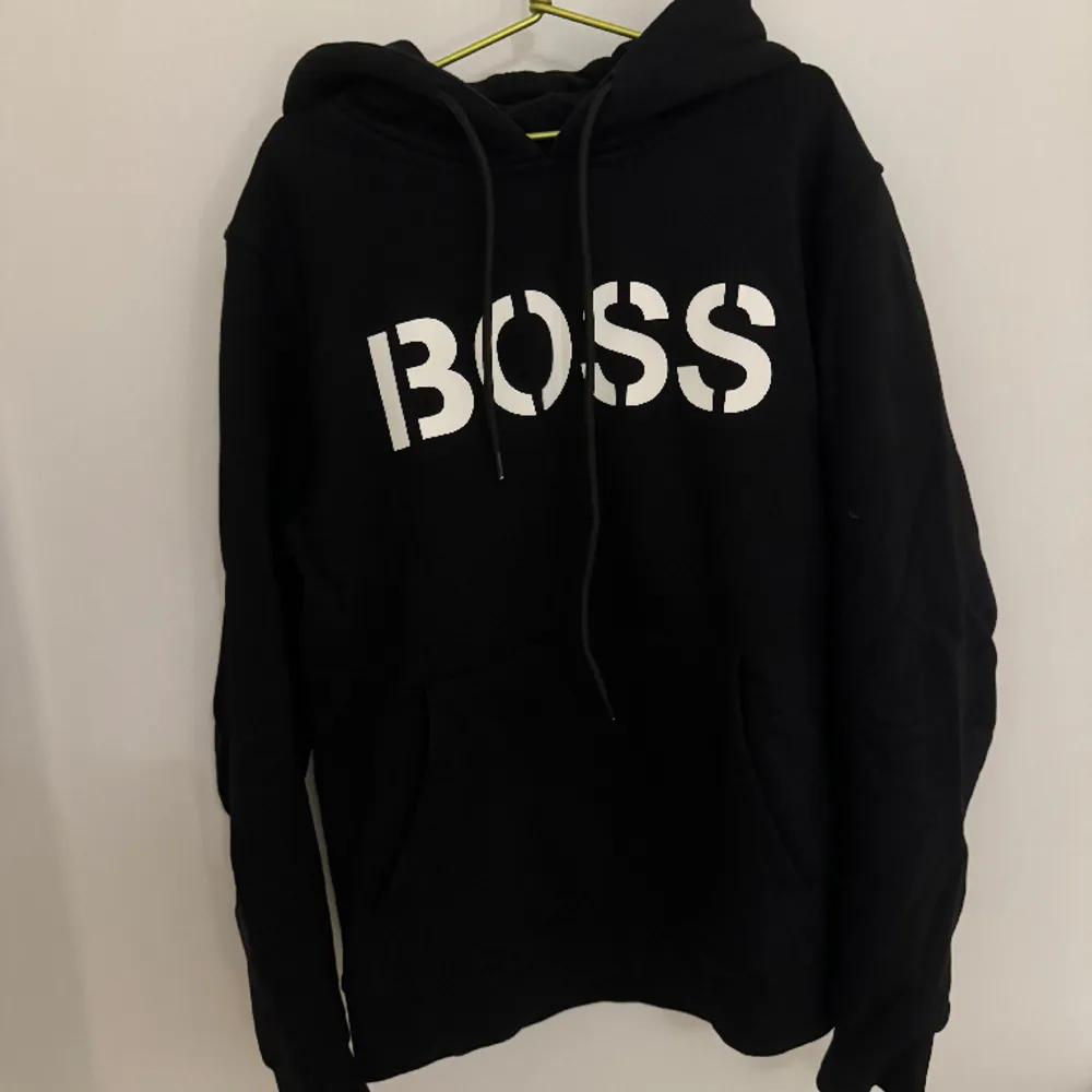 Boss hoodie i nyskick inga fel på den. Säljs då den inte passar längre. passar dig som har Xs/S kvitton finns kvar . Hoodies.