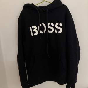 Boss hoodie i nyskick inga fel på den. Säljs då den inte passar längre. passar dig som har Xs/S kvitton finns kvar 