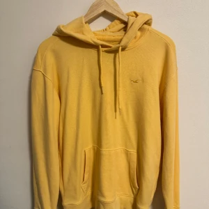 Gul hollister tunn hoodie  - Storlek S  Sitter bra på både tjejer och killar