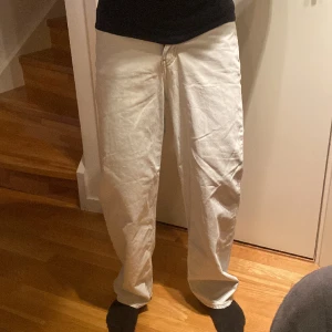 Weekday jeans  - Säljer ett par ljusblå jeans från weekday i modellen Galaxy loose straight! I jätte fint skick. skriv för fler frågor och bilder 