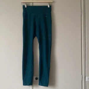 Stronger tights - Snygga stronger tights. Så härlig grön färg och de sitter verkligen på plats under hela träningspasset. Så snygga att styla både till vitt, svart och grönt 💚