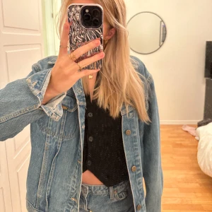 Jeansjacka - Jeansjacka från Lee. Storlek L men passar som s/m om man vill ha den oversized 