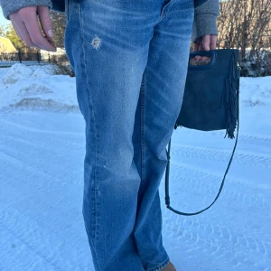 Sjukt snygga jeans!!🫶 - Galet snygga jeans💕Lågmidjade och vida mot benen. Fin tvätt och i bra skick💕