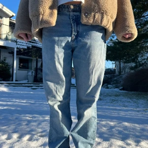 Ljusblåa jeans💕 - Långa ljusblåa och lågmidjade jeans i bra skick💕Jätte fin tvätt 