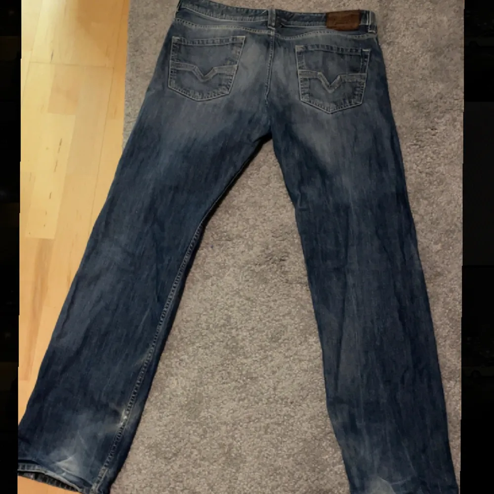 Sköna disel jeans med fin fade. Skriv gärna angående fler bilder eller frågor.. Jeans & Byxor.