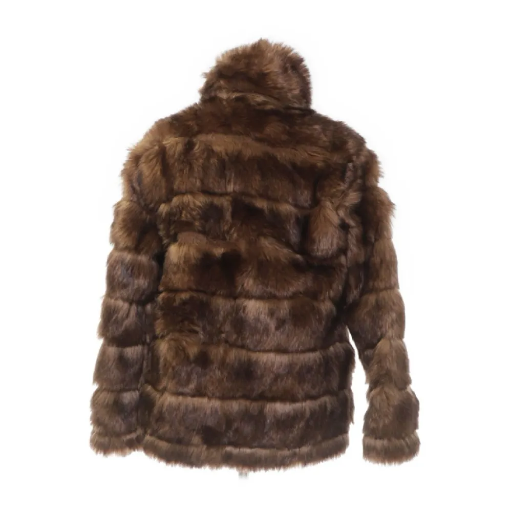 Så sjukt snygg pälsjacka, inte äkta päls, som passar till alla outfits! Säljer denna guldklimp då den inte kommer till användning 🍸. Takit.