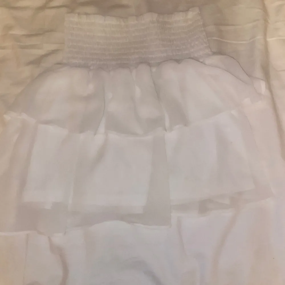 Jag säljer den här fina kjolen dom inte har några fläckar och den är använd ett få tal gånger🫶🏼man kan även ha den som topp som jag haft flera gånger. Nypris är 450 kr🫶🏼🫶🏼skriv om ni har frågor!. Kjolar.