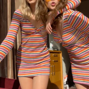 Sommarklänning - Långärmad sommarKlänning som jag har köpt i både stl S och L, säljer båda. Den med stl s skulle jag säga är xs.