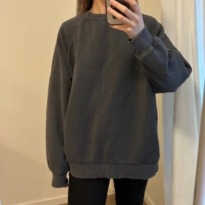 ”Urtvättad” collagetröja - Collagetröja i grå urtvättad färg (inte urtvättad påriktigt). Oversize och passar på mig som ofta bär XS.