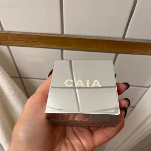 CAIA loose setting powder - Caia loose setting powder  Honey glow  Nypris: 295:- Använt några gånger