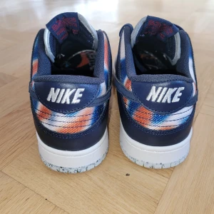 Sneaker - Sneakersko st 41/42.  Helt nya, felköpt storlek.  Hämtas centralt i Nyköping alt skickas mot portokostnad 100 kr.