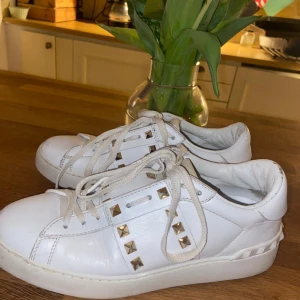 Valentino skor - Superfina valentinoskor med guldiga nitar. Syns att dom är använda men superbra skick. Hör av dig vid frågor INGA BYTEN TACK!