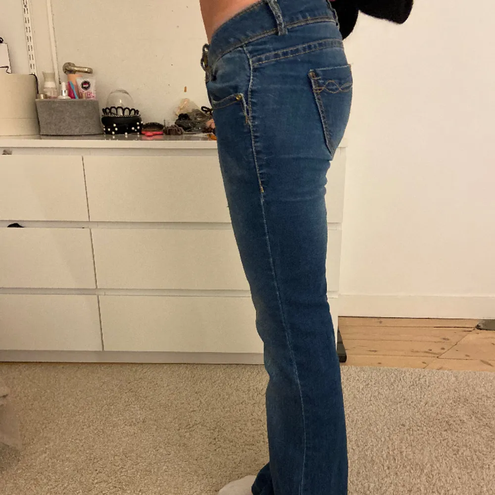 Jätte fina lågmidjade bootcut, i ett super bra skick! De är från pull and bear och är mörkblåa!. Jeans & Byxor.