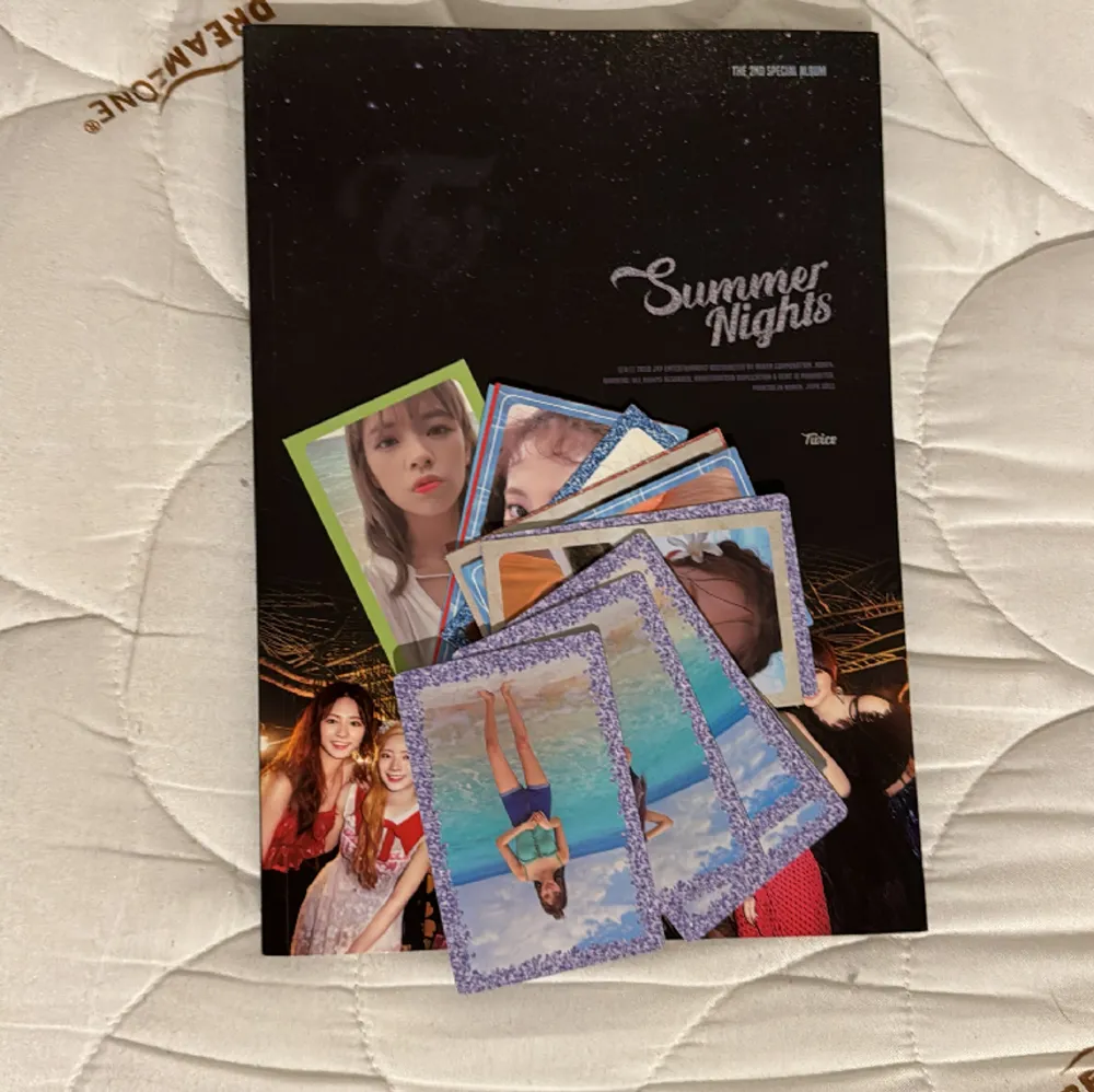 Twice summer nights album 10+ fotokort / photocards följer med till varje album 200kr st eller 300kr för båda. Accessoarer.