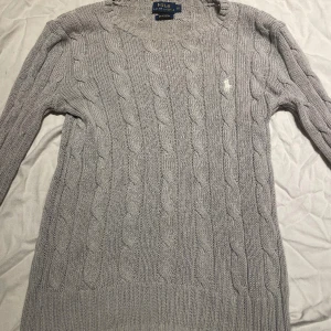 Ralph lauren tröja - Köpt här på plick, säljer pga att den aldrig kommer till användning (det är även ett litet hål i armhålan på tröjan) skriv för fler bilder🤍