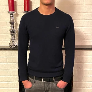 J.Lindberg  - Riktigt snygg sweatshirt från J.Lindberg original pris 1300kr säljer för 449kr.  Tröjan är i perfekt skick 10/10.  Det är en M men är som en S.  Skriv om ni undrar något.