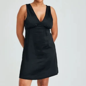 Klänning - Superfin satinklänning från bikbok som är helt oanvänd med lappen kvar! Säljer då den aldrig kommit till användning🩷 Nypris: 399, säljer för 150kr + frakt! 