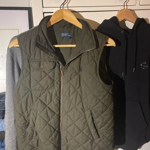 Polo Ralph lauren väst - Riktigt snygg polo Ralph lauren väst i skick 9/10 väldigt bra till vår och kommande sommar nypris ca 3000 mitt pris 899 skriv om ni har några frågor eller funderingar🙌🏽🙌🏽🙌🏽