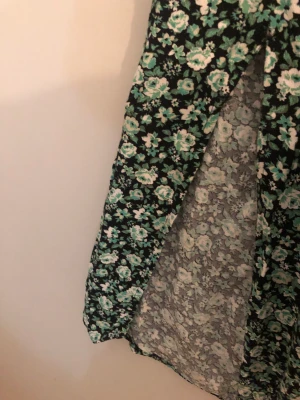 Blommig sommar tjol - En lång tjol med blommor inför sommaren den har även en liten öppning vid sidan av benet och det sk vara så ❤️❤️ om ni vill kan jag sänka priset 🤗