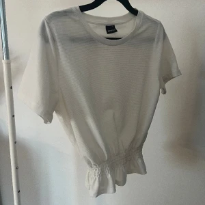 Vit topp med resår midja - Mycket bra skick!