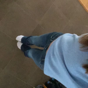 Låg midjade ZARA jeans  -  Low-mid waist Zara jeans storlek 36 då de är lite stora på mig (drf jag satt in ett band). Passar även 38. Använt mycket men frf relativt bra skick. Inga defekter förutom att jag klippt hål i midjan för att sätta in ett band(inget som syns/känns). 