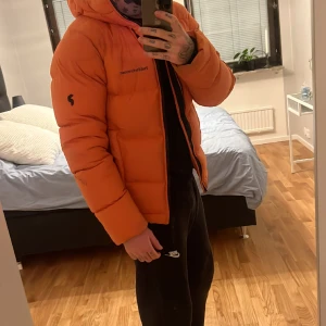 Peak performance jacka - Bra skick, inga hål eller andra slitningar! Säljer pga använder ej längre. Jättevarm och bra jacka. Köpt för 4000kr. Mitt pris 1500kr.