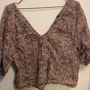 Blommig blus - Blommig blus i storlek M, passar S. Tröjan är från second hand och har inga skador. Kontakta mig vid köp eller frågor💛