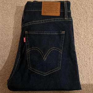 Mörkblå Levis jeans. Modellen mile high skinny jeans. Säljer då de inte passar mig längre. Pris kan diskuteras✨