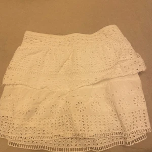 Zara kjol - Eftertraktad kjol från Zara! Något sliten men inte man märker särskilt mycket🥰