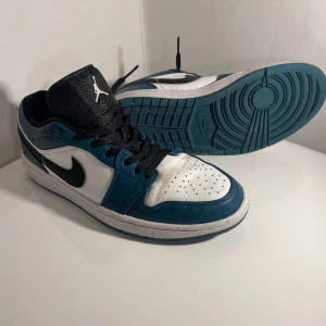 Jordan 1 - Jag säljer ett par Jordan 1 i fint skick. De är ganska använda men fortfarande i bra skick. 