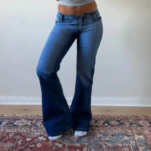 Vintage jeans - Säljer vidare dessa skitsnygga lowrise jeansen då ja inte riktigt trivdes i passformen. Midjemått 76 cm innebennslängd 85 cm två första bilderna från förra ägaren💞 OBS lagat knappen så de ser ut som på sista bilden 🤝🏼💞