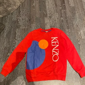 Kenzo tröja - Säljer en kenzo tröja strl 14. Tröjan är använd men i väldigt bra skick utan några defekter. Det är en lite mörkare röd en vad som syns på bild.