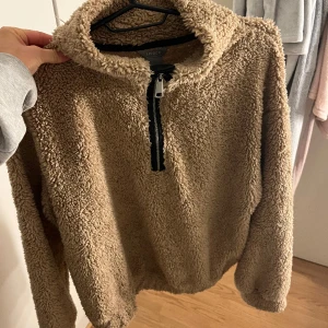 Fluffig tröja - Fluffig beige tröja med dragkedja i storlek M. Jättemysig men kommer tyvärr inte till någon användning! Tröjan är köpt på Lindex.