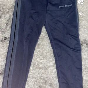 Palm angels  - Bra skick inga skador andvänd fåtal gånger.  Skriv om ni har några frågor 