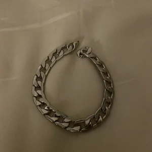 Silver halsband  - Silver halsband doppad i riktig silver! Skick 10/10. Nypris-300 Mitt pris-100(kan diskuteras vid snabb affär) 