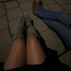 Boots - Säljer mina fina grå höga mocka boots från AboutYou. Dom är i nyskick, köpte för 800 kr och säljer för 450🤗🤗 