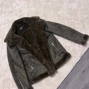 Jacka från Boohoo  - Helt ny, oanvänd jacka i storlek S.  Jackan passar både män och kvinnor 