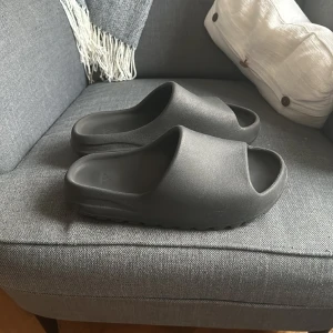 Yeezy slide - Äkta, tillkommer dock utan box o därav det låga priset. Passar 43-44