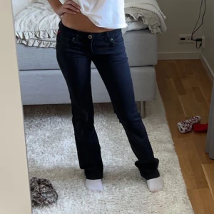 Lågmidjade bootcut jeans  - Svarta Lågmidja! Skit snygga! Bootcut🥰