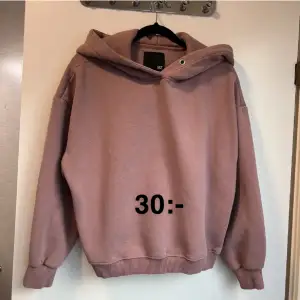 Jättemysig hoodie från lager 157 i storlek M, har även de matchande lila mjukisbyxorna i annonsen efter den här🫶🏻